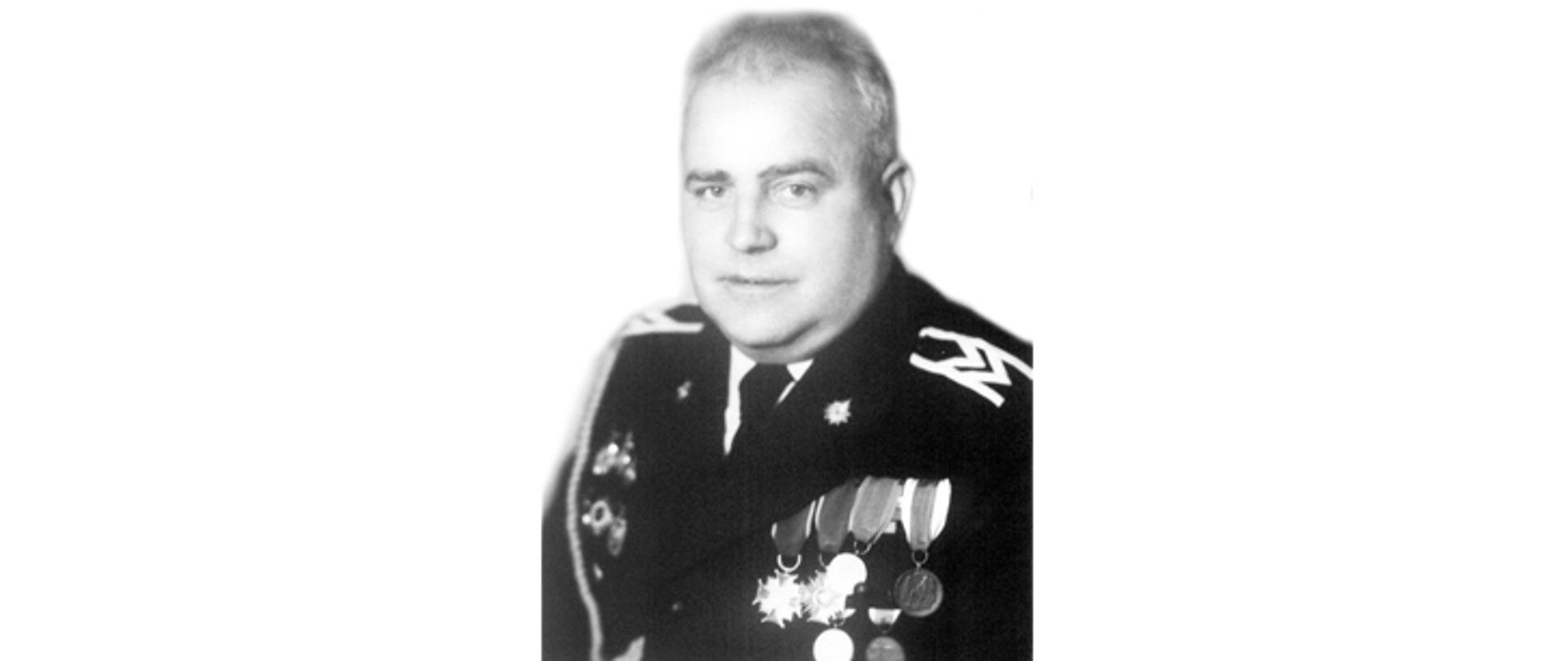 Starszy ogniomistrz pożarnictwa Jan Kasprzak w mundurze galowym bez nakrycia głowy. Zdjęcie w odcieniach szarości.