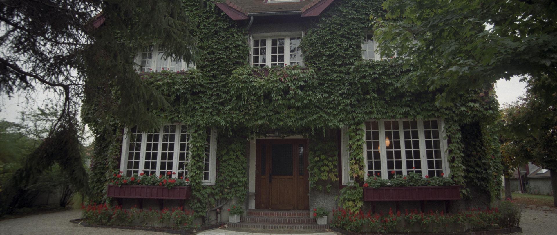 Francja Maisons-Laffitte 1997. Siedziba Instytutu Literackiego przy Avenue de Poissy 91 (od 1954 r.) Willa porznięta bluszczem, fot. PAP/Jerzy Ruciński