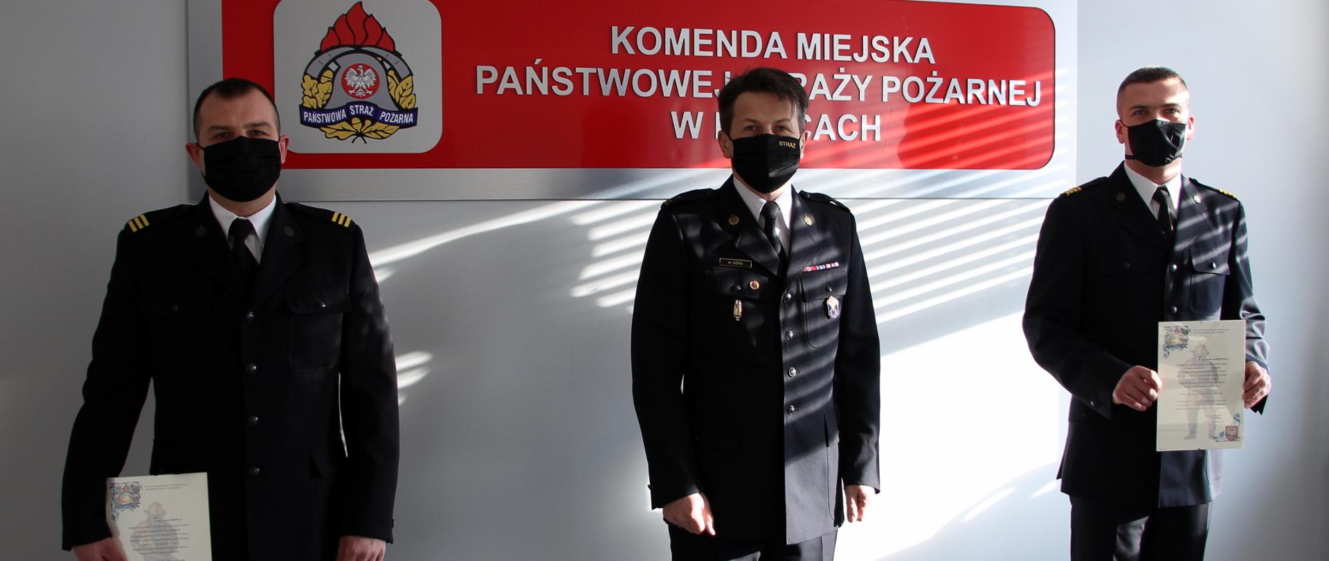 Na zdjęciu znajduje się z-ca komendanta miejskiego PSP w Kielcach mł.bryg. Mariusz góra oraz dwóch strażaków którzy otrzymali podziękowania za udział w zagranicznej misji na Słowacji