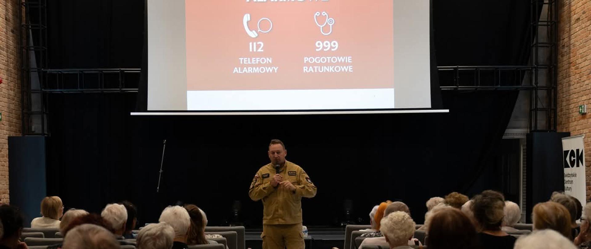 Strażak podczas prelekcji dla seniorów