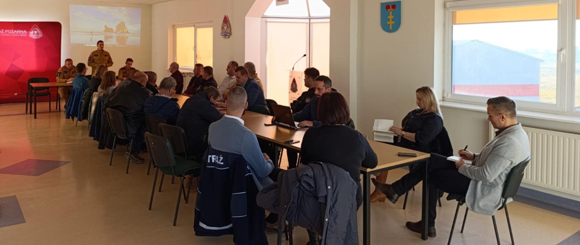 Spotkanie robocze kierownictwa komendy z przedstawicielami samorządów i jednostek OSP KSRG z powiatu buskiego.