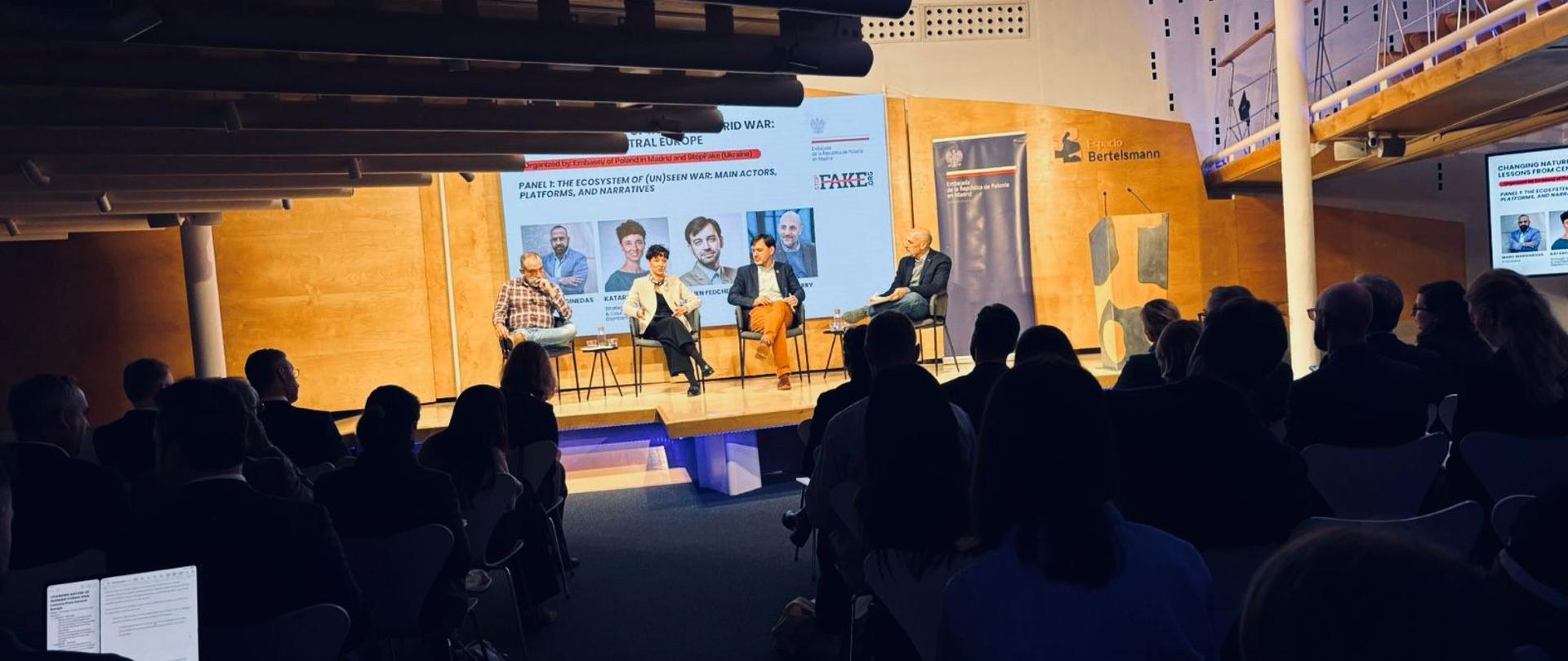 Los panelistas: Marc Marginedas, Katarzyna Szaran, Yevhen Fedchenko, Borja Díaz-Merry