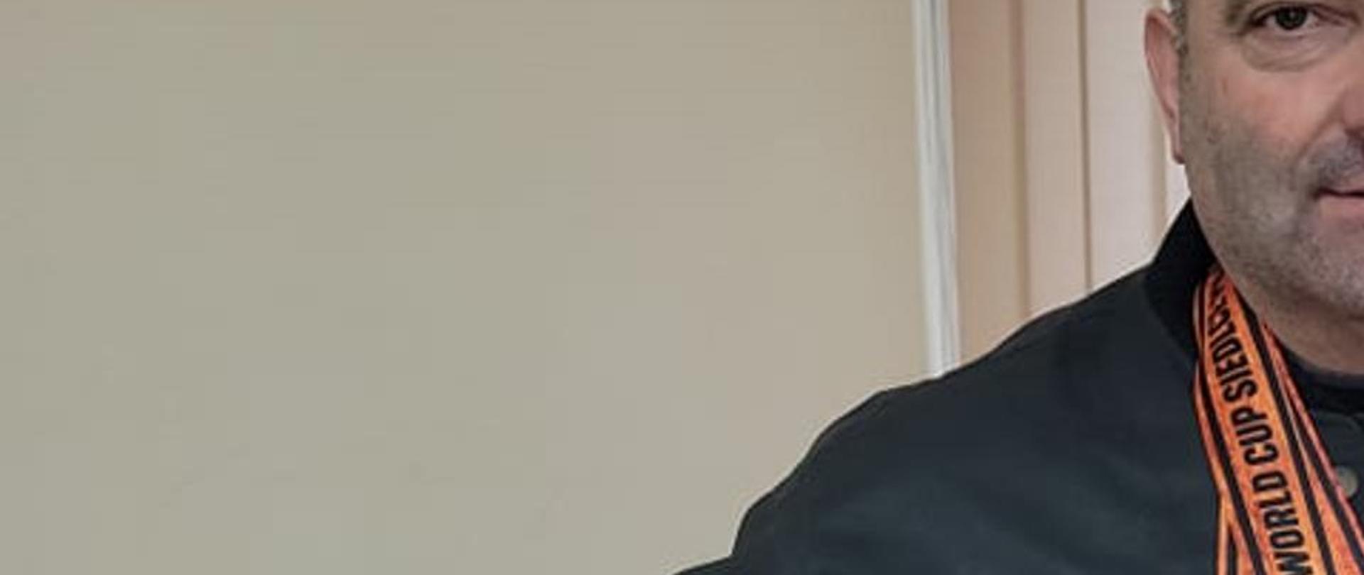 Zawodnik prezentuje medale