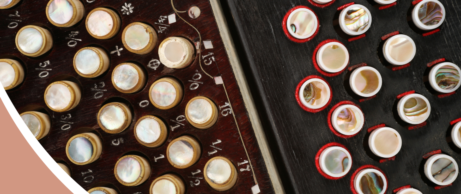 Plakat ma pionową orientację. Na górnej części plakatu widoczny jest fragment instrumentu muzycznego - akordeonu, z charakterystycznymi guzikami i elementami ozdobnymi. Centralna część plakatu zawiera tekst w białym kolorze, który informuje o warsztatach metodycznych dla nauczycieli akordeonu w szkole muzycznej I i II stopnia.
Daty warsztatów to 22-23 lutego 2024 roku, a miejsce to Szkoła Muzyczna I i II st. im. Karola Lipińskiego w Lublinie, ulica Muzyczna 10. Pod adresem znajduje się numer telefonu: 81 532 10 71.
Na plakacie przedstawieni są dwaj wykładowcy: Prof. dr hab. Zbigniew Ignaczewski z Akademii Muzycznej w Łodzi i Prof. dr hab. Paweł Paluch z Akademii Muzycznej w Krakowie. Obok każdego z nich znajdują się ich zdjęcia - pierwszy jest łysym mężczyzną uśmiechającym się do kamery, drugi jest młodszym mężczyzną z ciemnymi włosami, ubranym w garnitur i trzymającym akordeon.
Tematyka warsztatów opisana jest w dolnej części plakatu i dotyczy wykonawstwa literatury pedagogicznej dla uczniów klas akordeonu, z naciskiem na doskonalenie umiejętności gry z uwzględnieniem metody beznutowej i elementami improwizacji.
Na dole plakatu znajduje się logo organizatora - Ogólnokształcącej Szkoły Muzycznej I i II stopnia im. Karola Lipińskiego w Lublinie, oraz logo "Centrum Edukacji Artystycznej". 