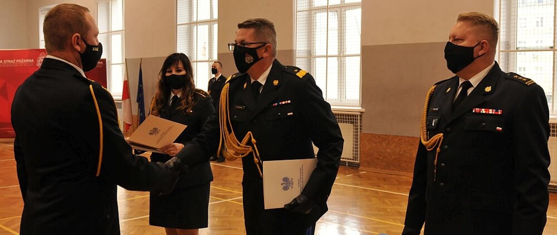 Na zdjęciu nadbryg. Krzysztof Hejduk wręcza wyróżnienie.