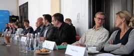przedstawiciele strony duńskiej siedzący za stołem