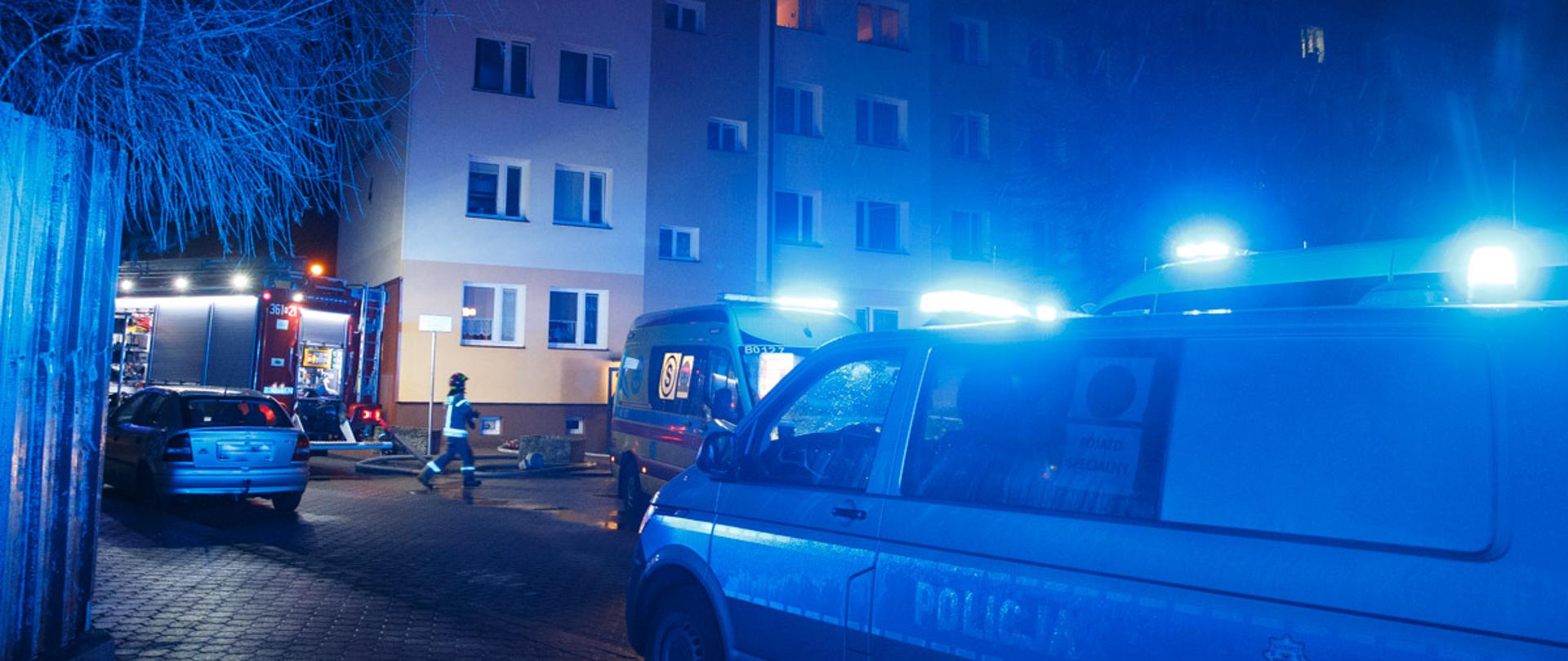 W porze nocnej strażacy prowadzący działania gaśnicze. Na miejscu pozostałe służby tj. Policja i Zespół Ratownictwa Medycznego.