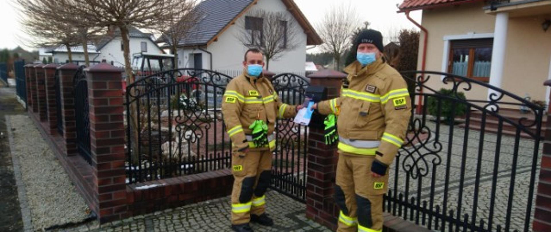 roznoszenie ulotek przez strażaków OSP