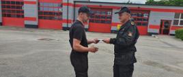 Na zdjęciu zastępca Komendanta Powiatowego st.bryg. Leszek Wójcik wręczający dyplom uczestnikowi kursu.
