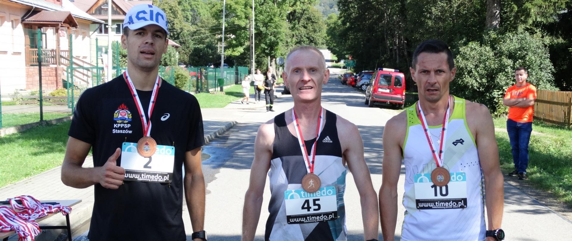 III Mistrzostwa Polski Strażaków w Biegu Górskim w Krempnej – trójka zwycięzców na mecie biegu