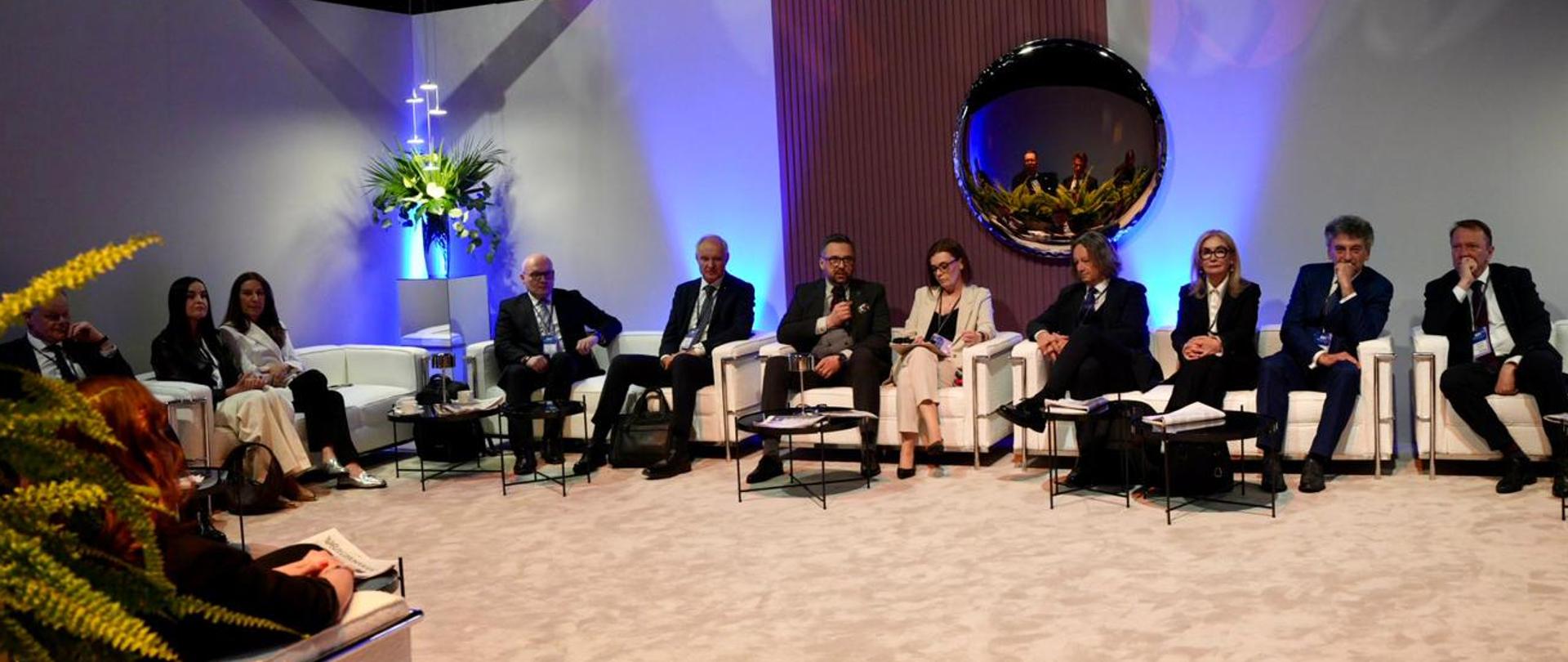 Na sali na białych fotelach pod ścianą siedzi kilkanaście osób, pośrodku minister Kulasek mówi do trzymanego w ręku mikrofonu.