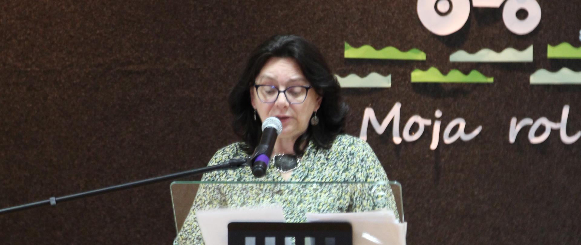 Dyrekcja ZSCKR w Rudce Joanna Nietupska przemawia do gości.