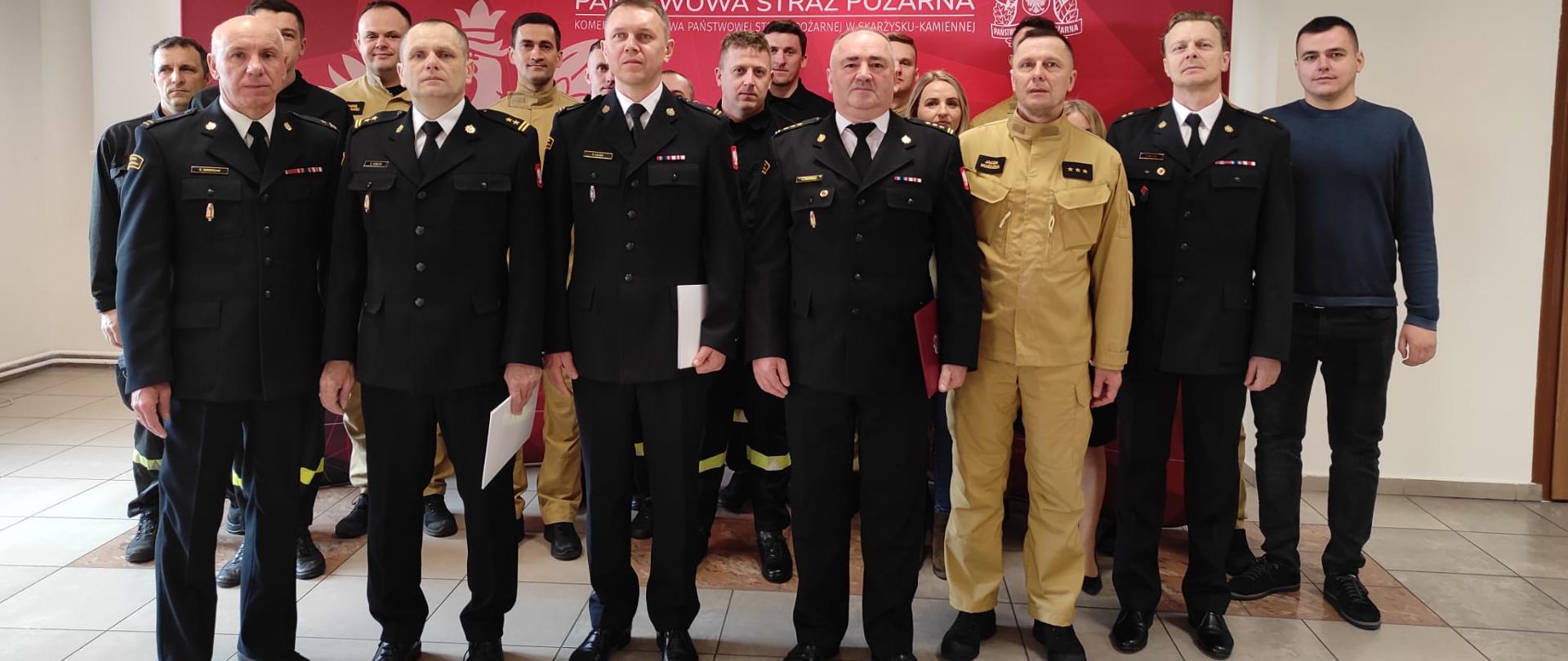 Zdjęcie obrazuje funkcjonariuszy Komendy Powiatowej PSP w Skarżysku-Kamiennej wraz z mianowanym dowódcą i zastępcą dowódcy Jednostki Ratowniczo-Gaśniczej.