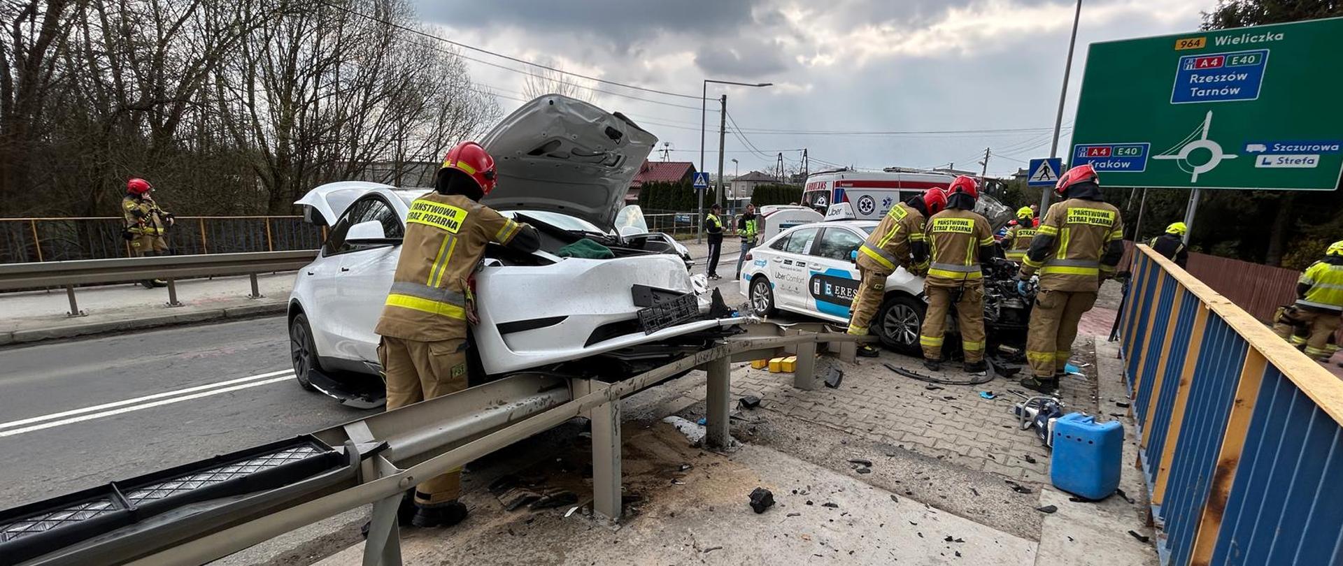 Na zdjęciu dwa samochody osobowe po zderzeniu czołowym. 