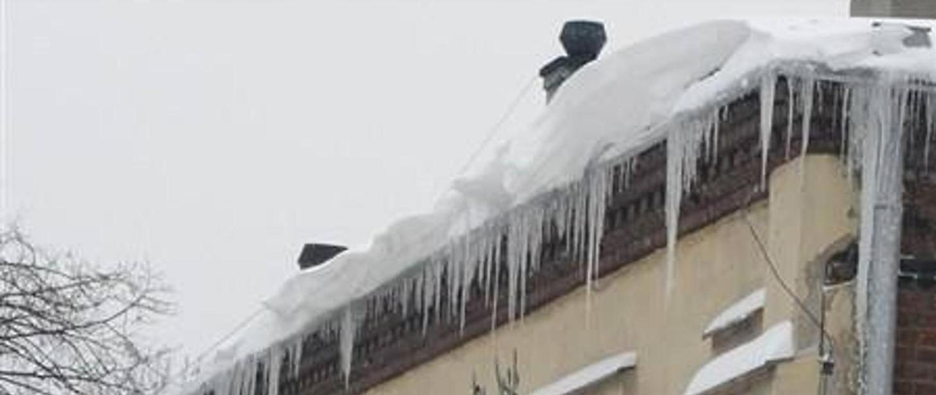 Usuwanie śniegu i nawisów lodowych z dachów