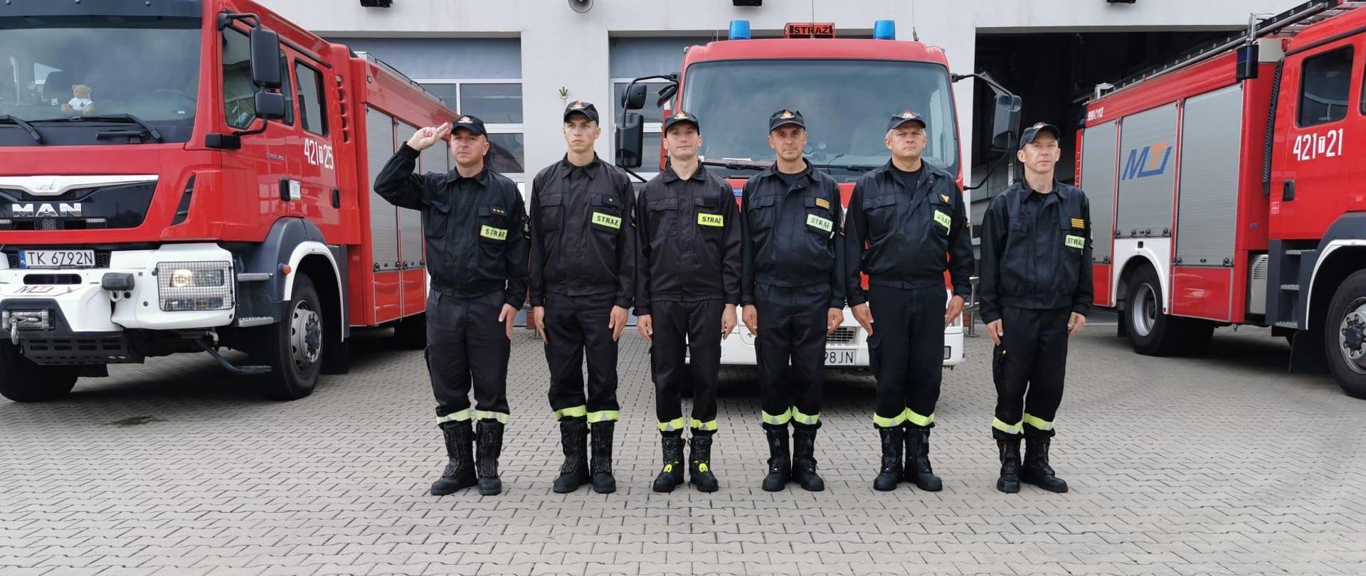 Uroczysta zbiórka z okazji upamiętnienia 80 rocznicy Powstania Warszawskiego przez strażaków Komendy Powiatowej PSP w Kazimierzy Wielkiej