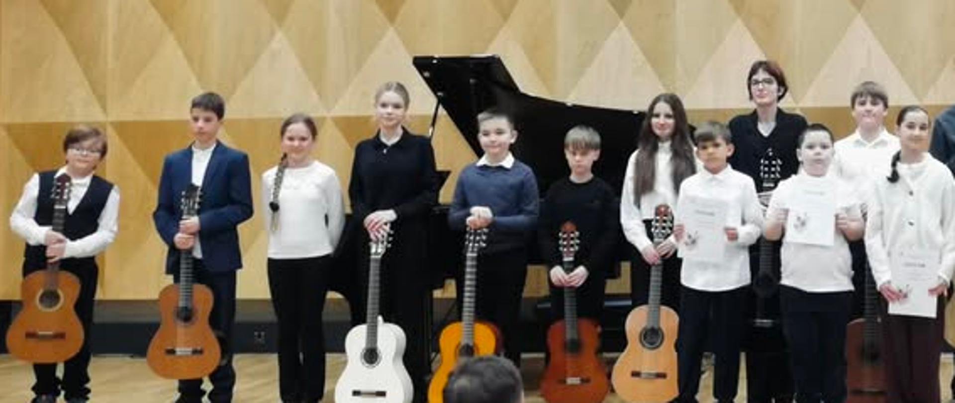 grupa gitarzystów na scenie PSM