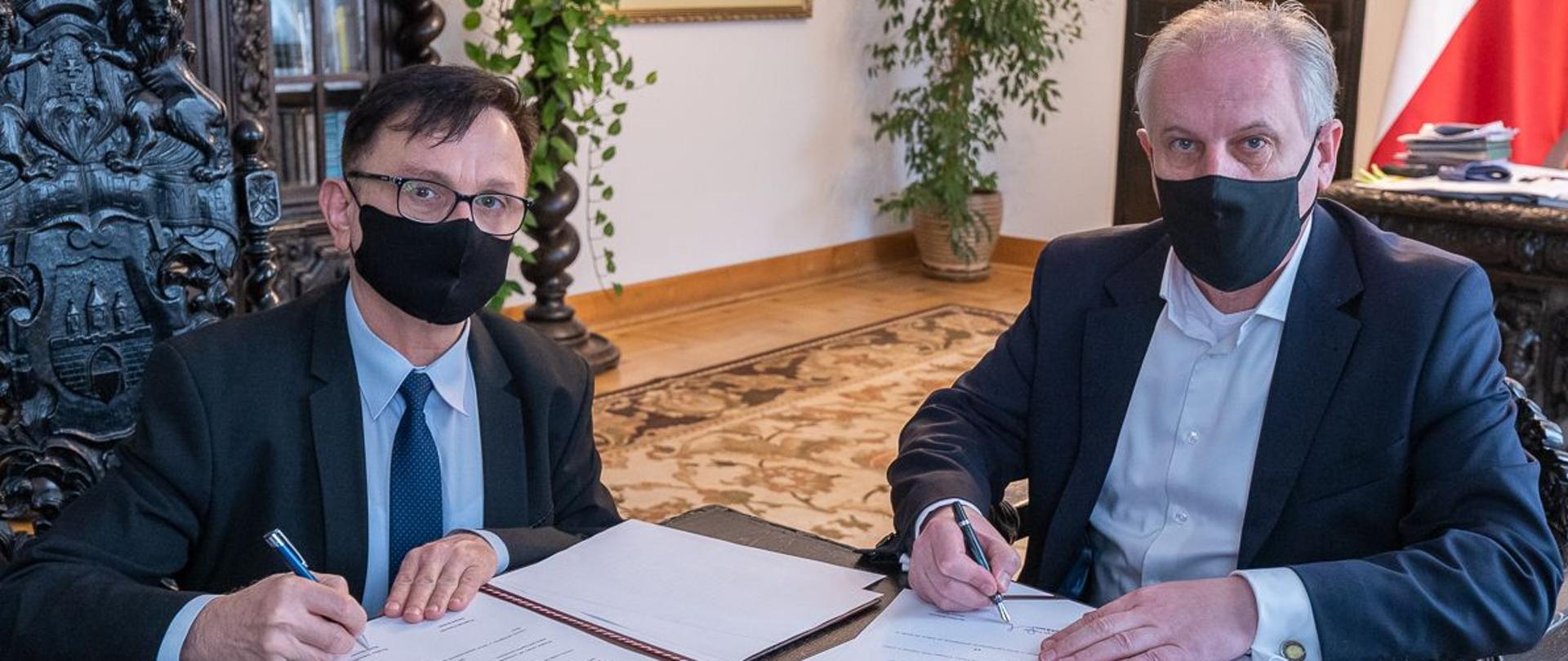 Wojewoda Pomorski Dariusz Drelich i Maciej Merkisz - Pomorski Państwowy Wojewódzki Inspektor Sanitarny