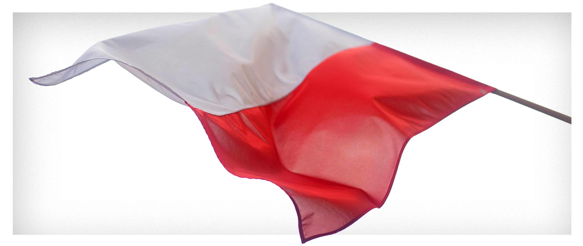 powiewająca flaga polski