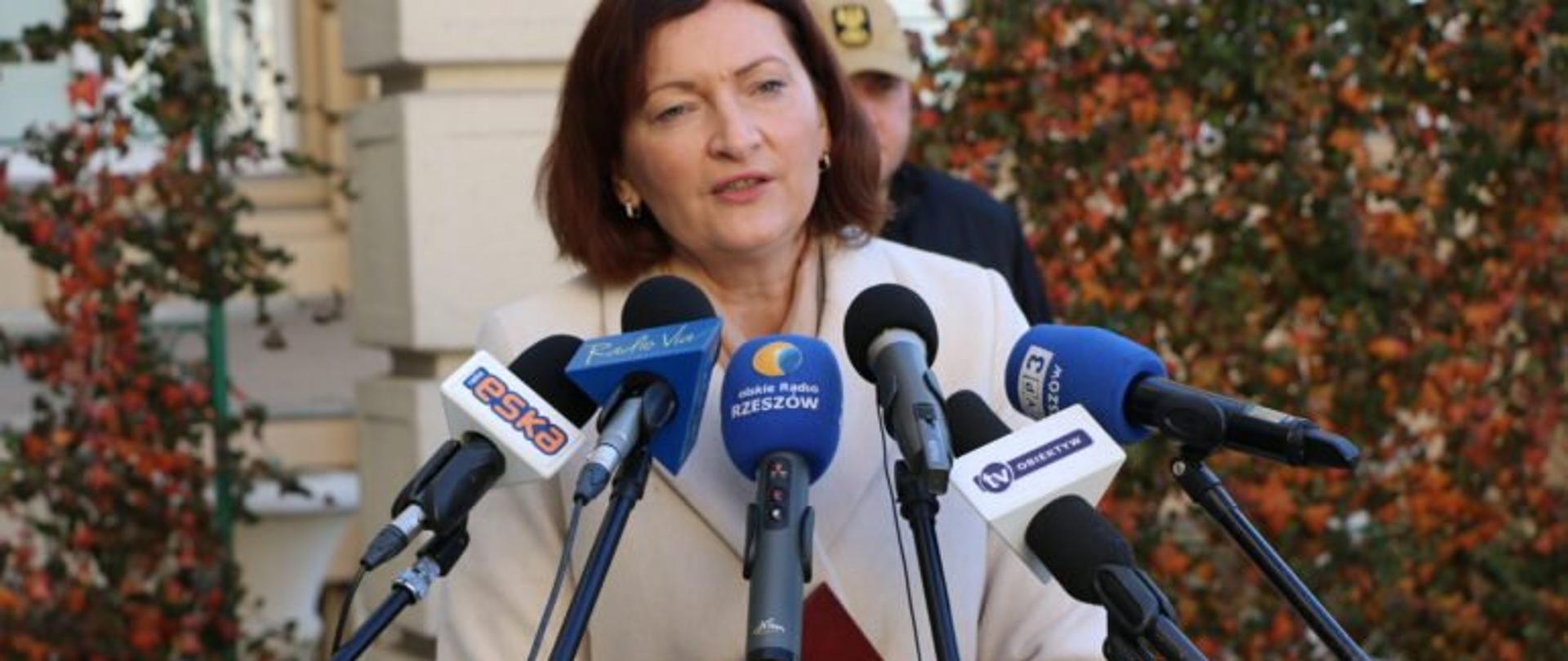 Wojewoda podkarpacki Ewa Leniart podczas konferencji prasowej na temat przygotowania województwa do zimy