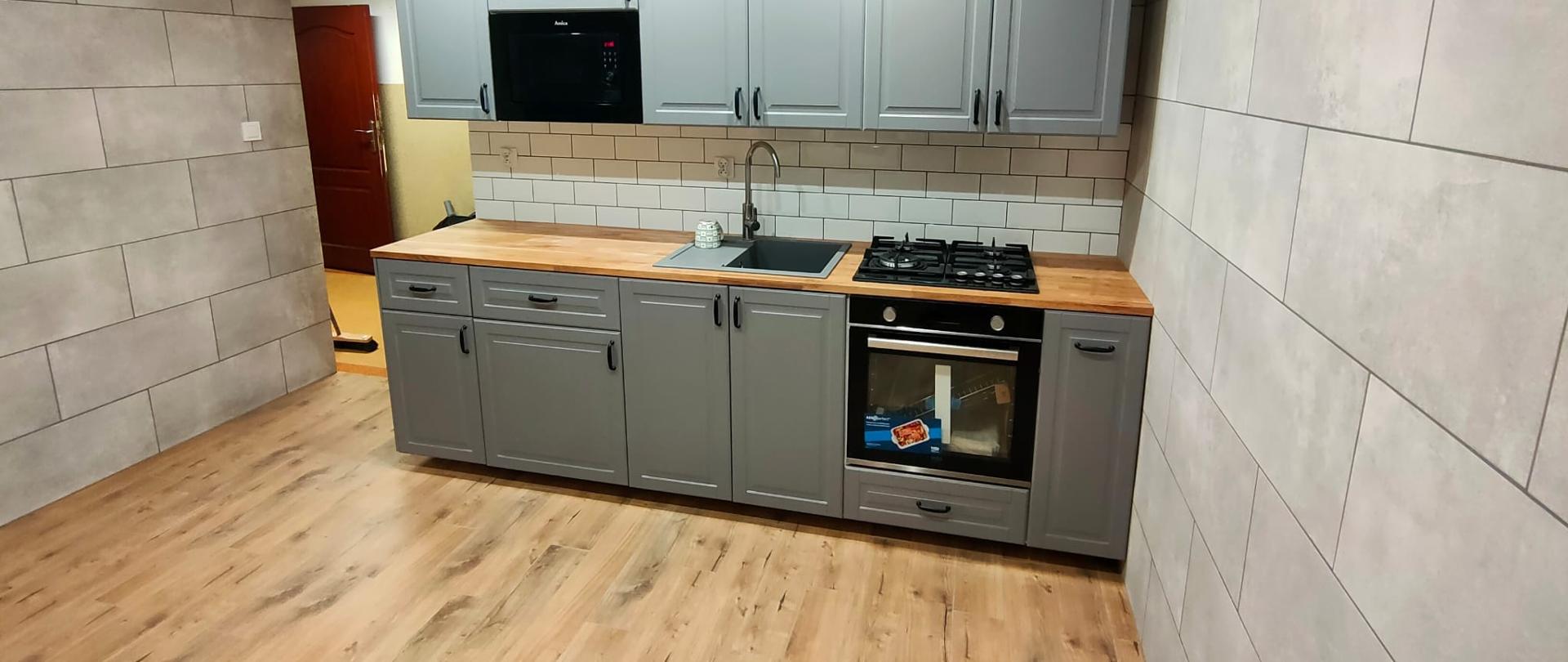 Na zdjęciu nowo wyremontowane pomieszczenie kuchni z wyposażeniem.