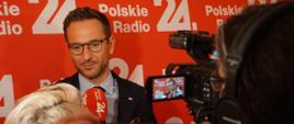 wiceminister Waldemar Buda mówi do kamery