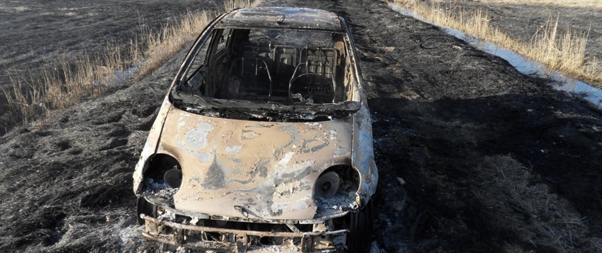 Spalony samochód osobowy skutkiem wypalania traw