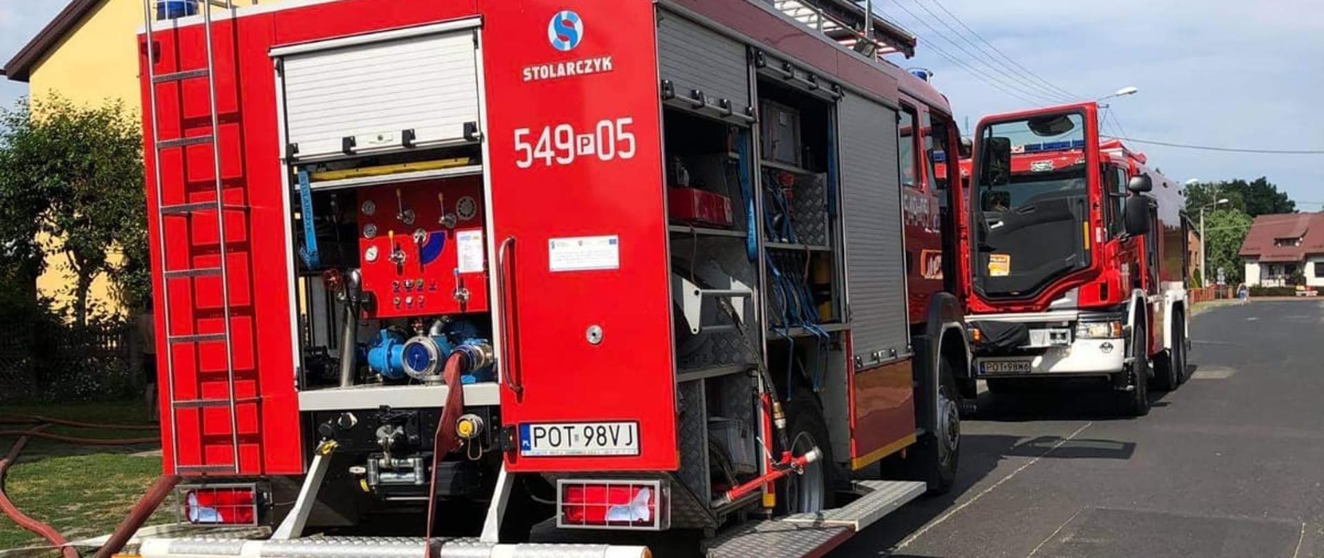 Zdjęcie przedstawia działania gaśnicze podczas pożaru budynku mieszkalnego w miejscowości Palaty. Na zdjęciu widzimy pojazdy gaśnicze biorące udział w zdarzeniu. Zdjęcie wykonane w porze dziennej na ulicy.