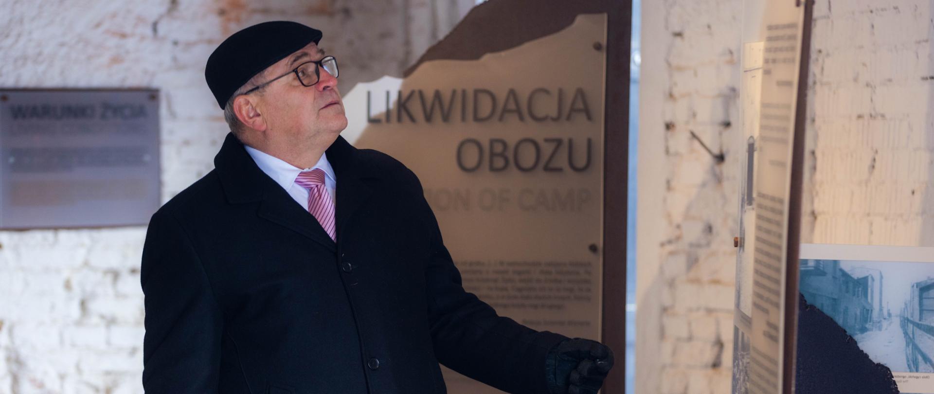 Uroczystości w 64. rocznicę zagłady łódzkich Romów - zwiedzanie ekspozycji