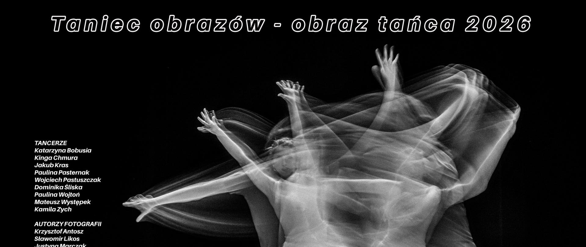 Plakat informujący o wystawie fotograficznej Taniec obrazów obraz tańca. Plakat posiada czarne tło na którym są dwie tancerki uchwycone w rozmazanym zdjęciu. Po lewej stronie wymienieni tancerze i fotografowie, organizatorzy wystawy oraz loga organizatorów. Na samej górze tytuł wystawy: Taniec obrazów obraz tańca 2026.

