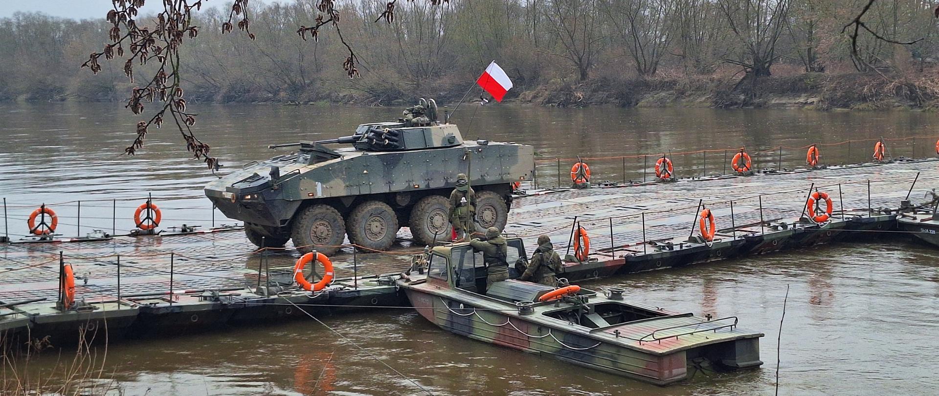 Ćwiczenia wojsk NATO z wykorzystaniem przeprawy pontonowej na rzece San