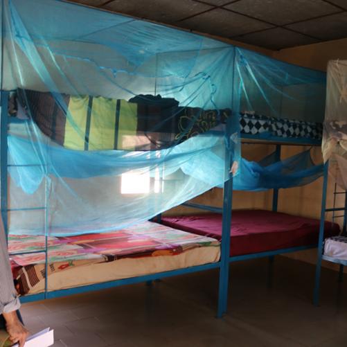 łóżka piętrowe w internacie dla dziewcząt