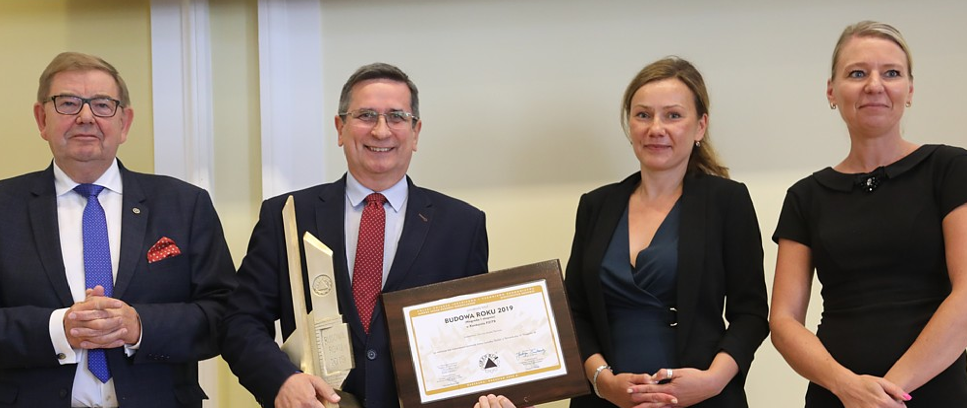 Cztery osoby - dwie kobiety i dwóch mężczyzn podczas finału konkursu "Budowa Roku" 2019