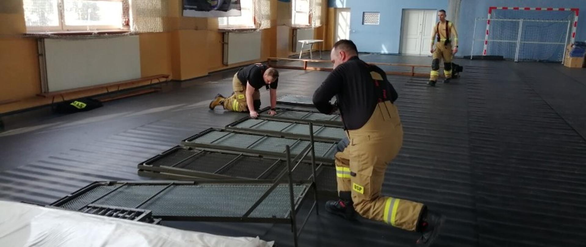 Strażacy ochotnicy przygotowują tymczasową noclegownię