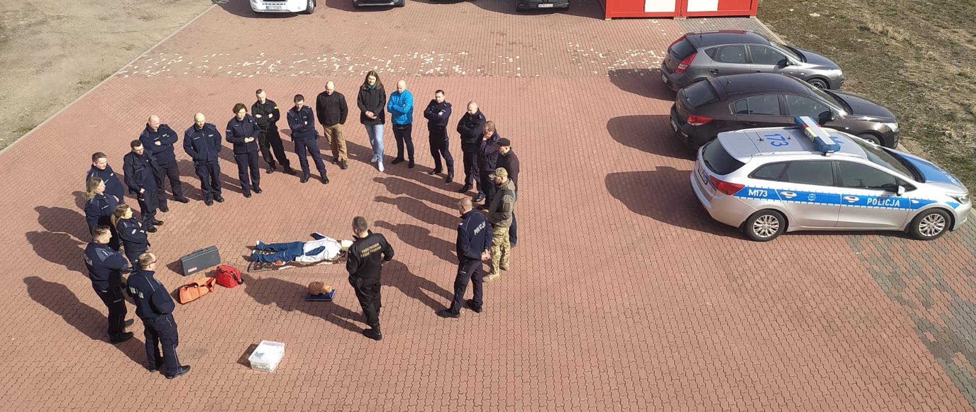 Zdjęcie przedstawia funkcjonariuszy Policji podczas szkolenia z kwalifikowanej pierwszej pomocy