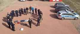 Zdjęcie przedstawia funkcjonariuszy Policji podczas szkolenia z kwalifikowanej pierwszej pomocy