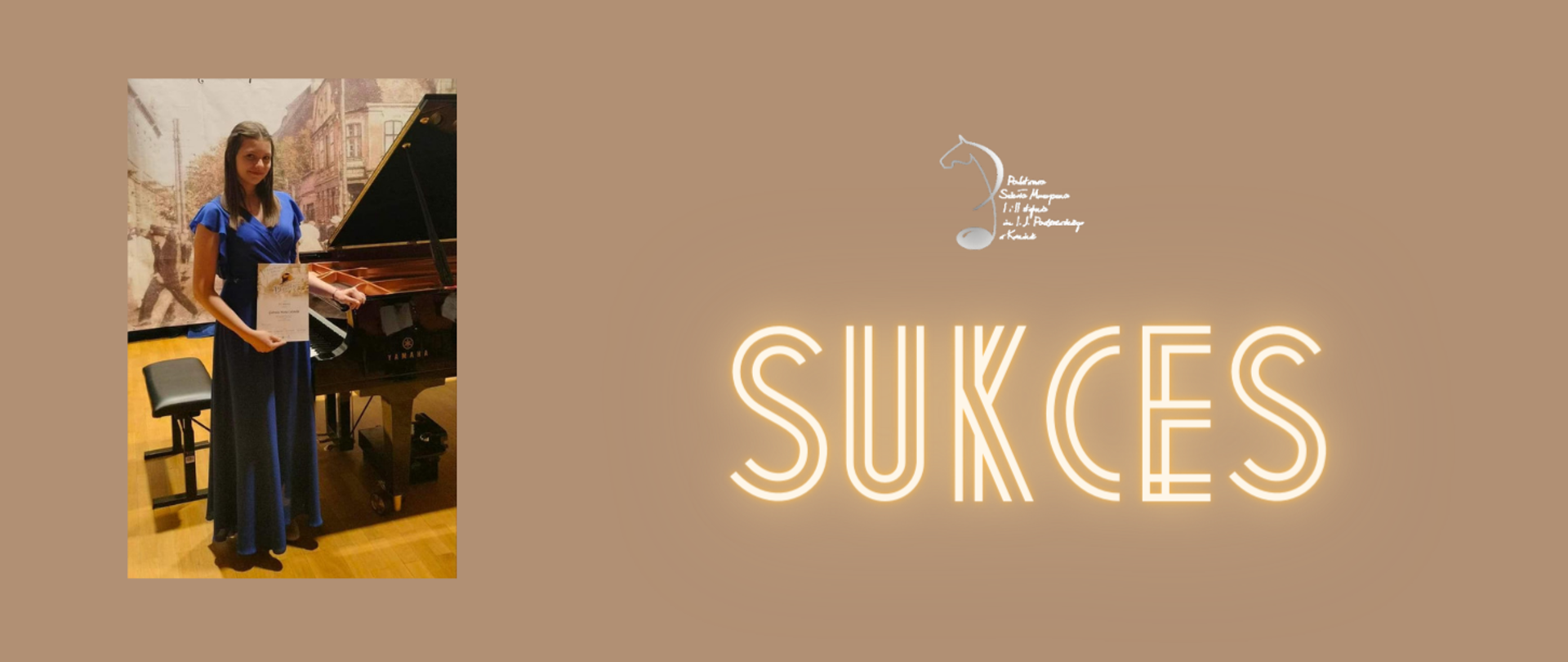 Grafika ze zdjęciem Laureatki stojącej obok fortepianu w niebieskiej sukience, w ręce trzyma dyplom, napis sukces i logo PSM w Koninie