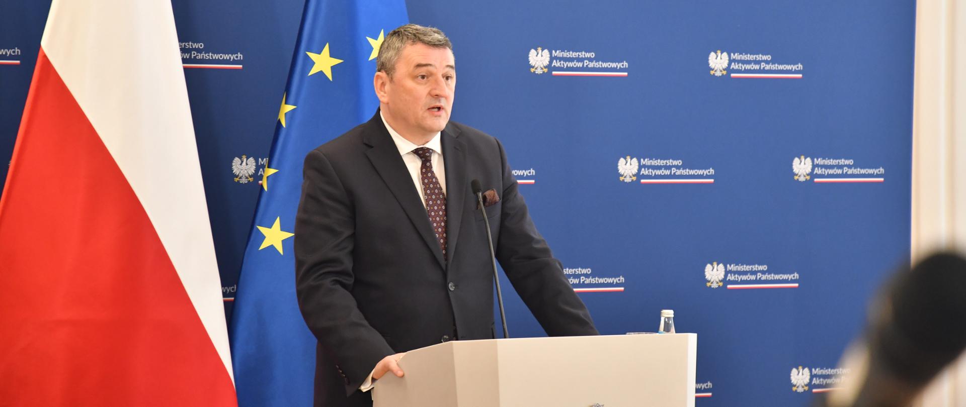 Wiceminister Marek Wesoły podczas konferencji