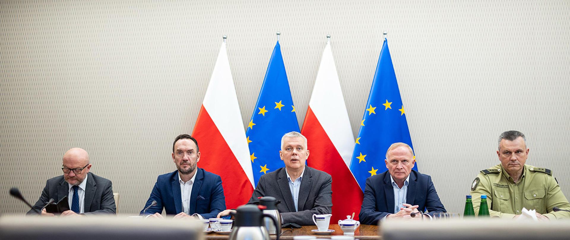 Na zdjęciu minister Tomasz Siemoniak, wiceministrowie Czesław Mroczek, Maciej Duszczyk, komendant główny Straży Granicznej gen. dyw. SG Roberta Bagana w trakcie wideokonferencji