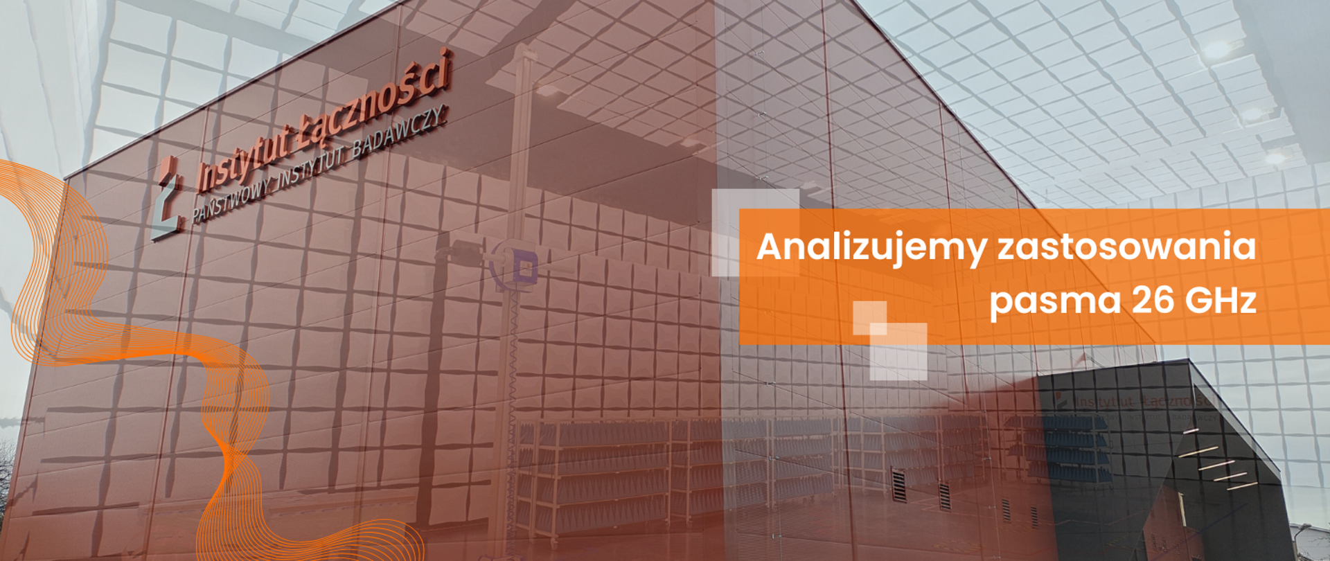 Nałożone na siebie zdjęcia budynku komory bezodbiciowej w Instytucie Łączności we Wrocławiu.