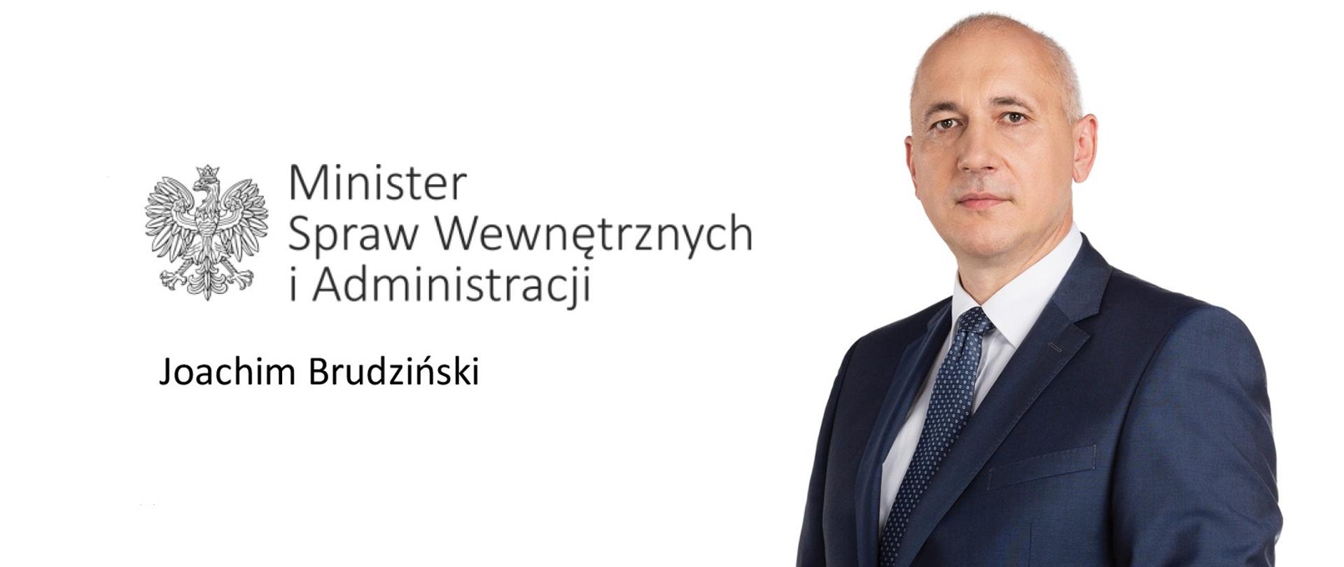 Minister Spraw Wewnętrznych i Administracji Joachim Brudziński na białym tle z logo ministerstwa