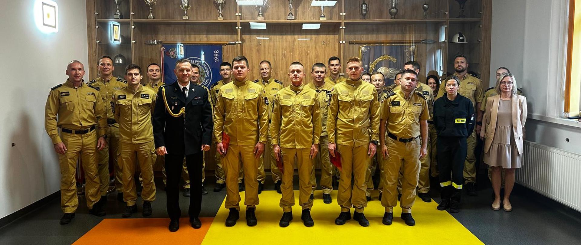 funkcjonariusze KM PSP Gdynia na wspólnym zdjęciu grupowym