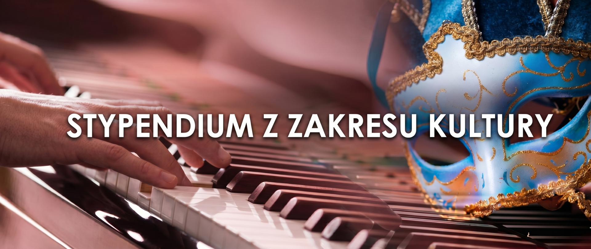 Grafika przedstawiająca niebiesko-złotą maskę po prawej stronie oraz dłonie pianisty grające na fortepianie z lewej strony. Na środku na pierwszym planie napis "Stypendium z zakresu kultury"