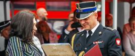 Przekazanie dyplomów i prezentów dla zastępcy komendanta przechodzącego na emeryturę