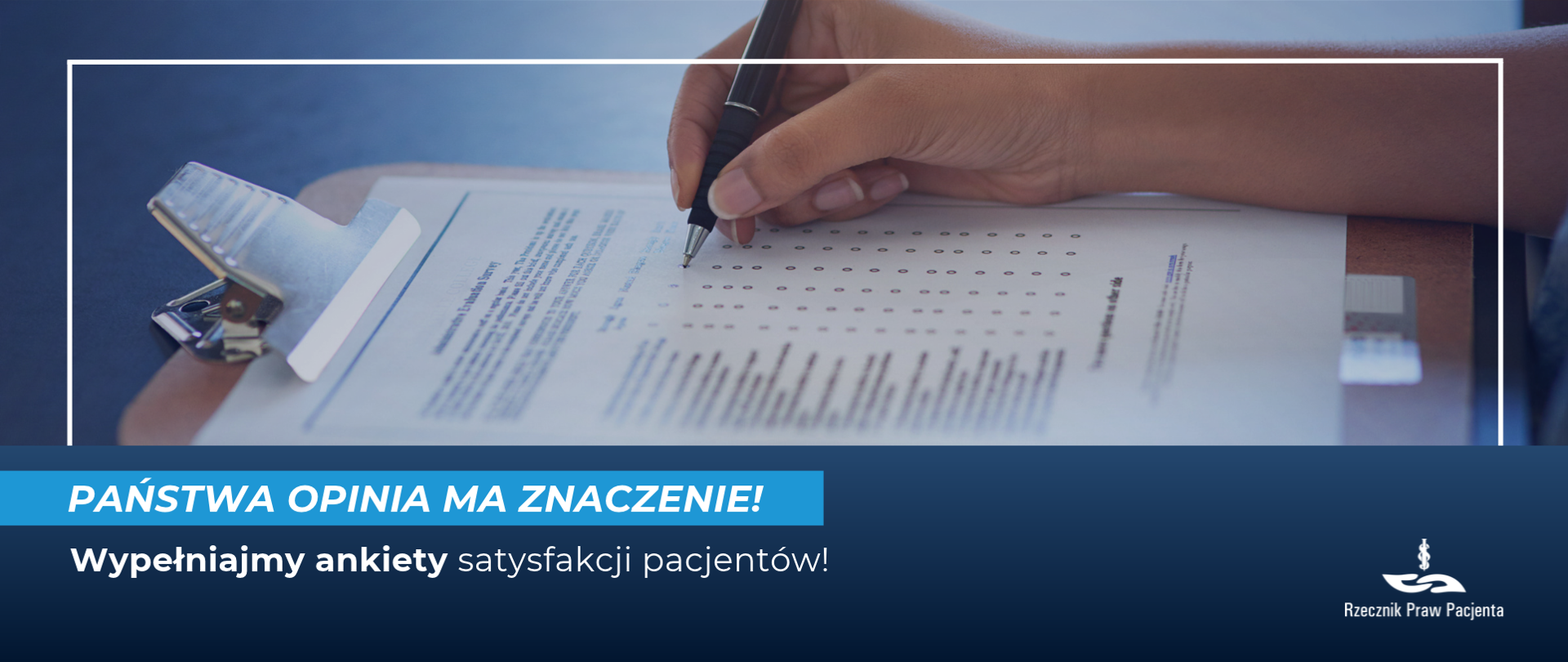 Kobieta wypełnia ankietę, leżącą na biurku. 