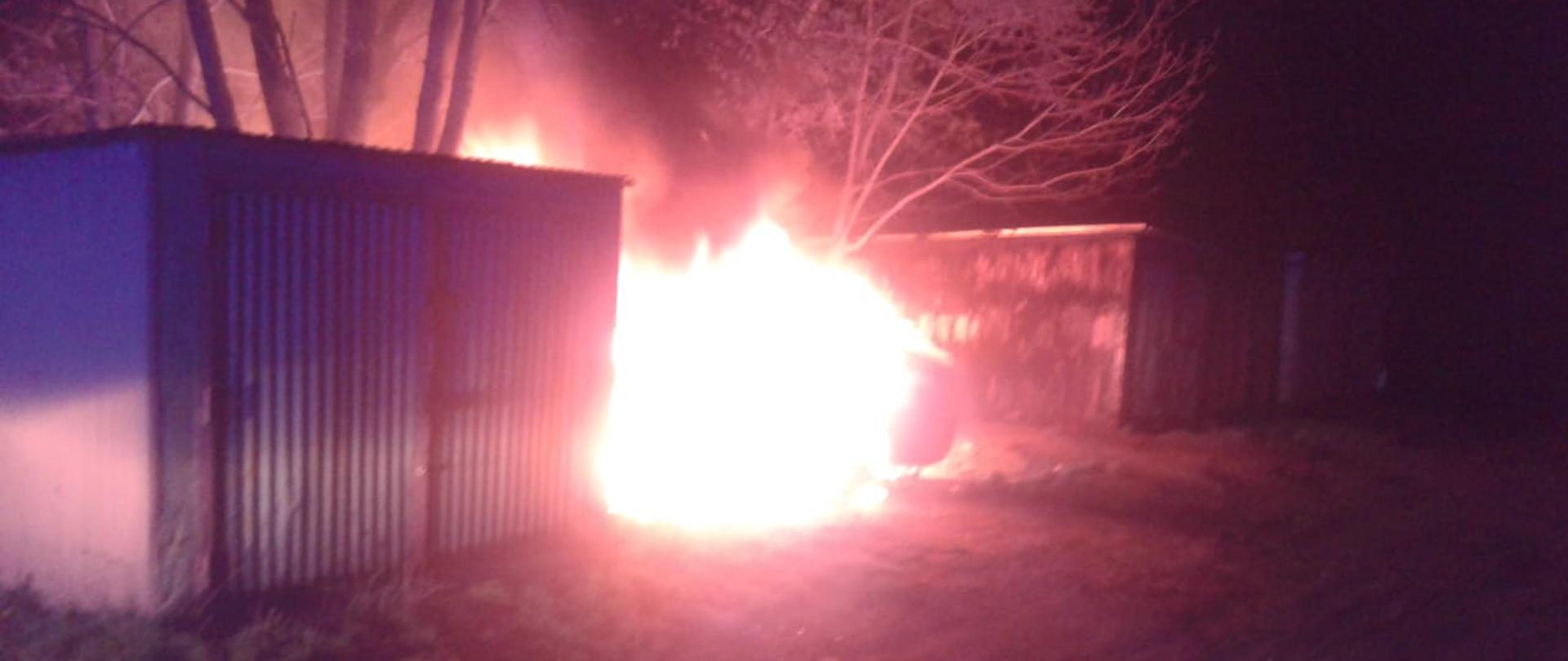 Pożar samochodu przy garażu. płonie cały samochód