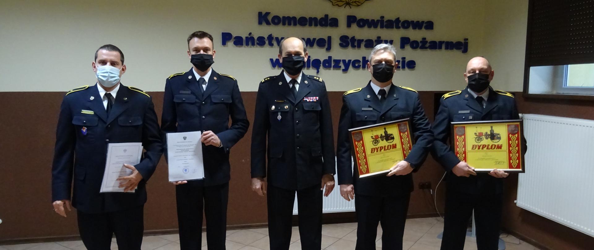 Zdjęcie przedstawia Komendanta Powiatowego PSP w Międzychodzie wraz z czwórką strażaków z JRG Międzychód, którzy byli na misji w Grecji.