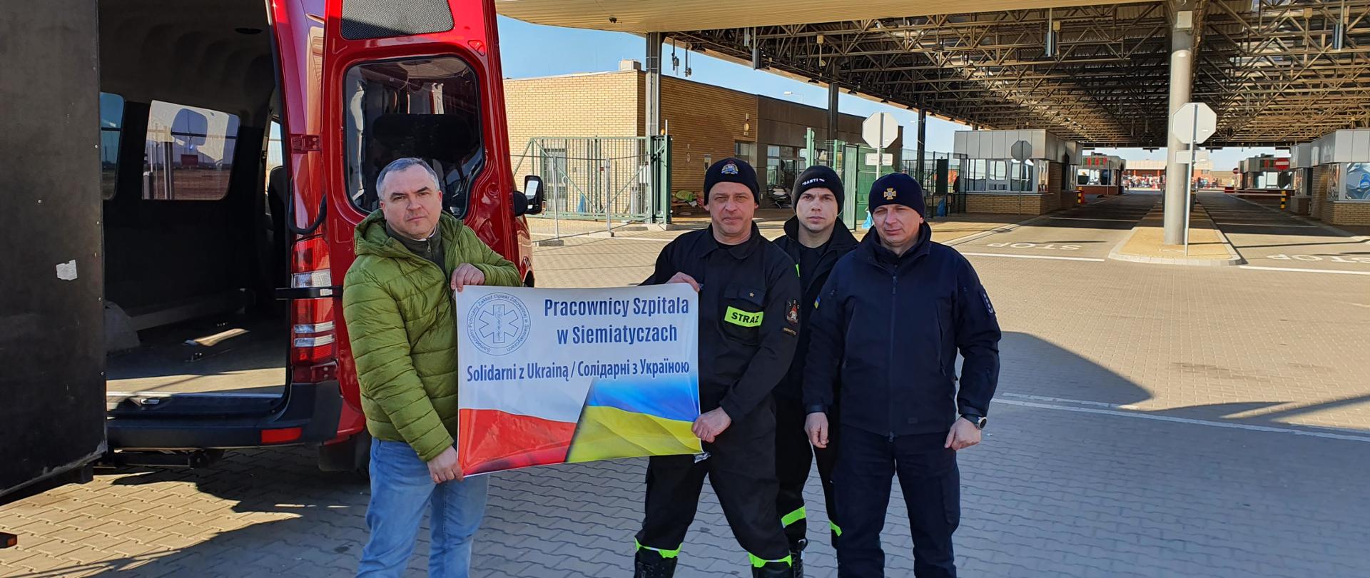 Przekazanie materiałów opatrunkowych i medycznych przez strażaków PSP stronie ukraińskiej