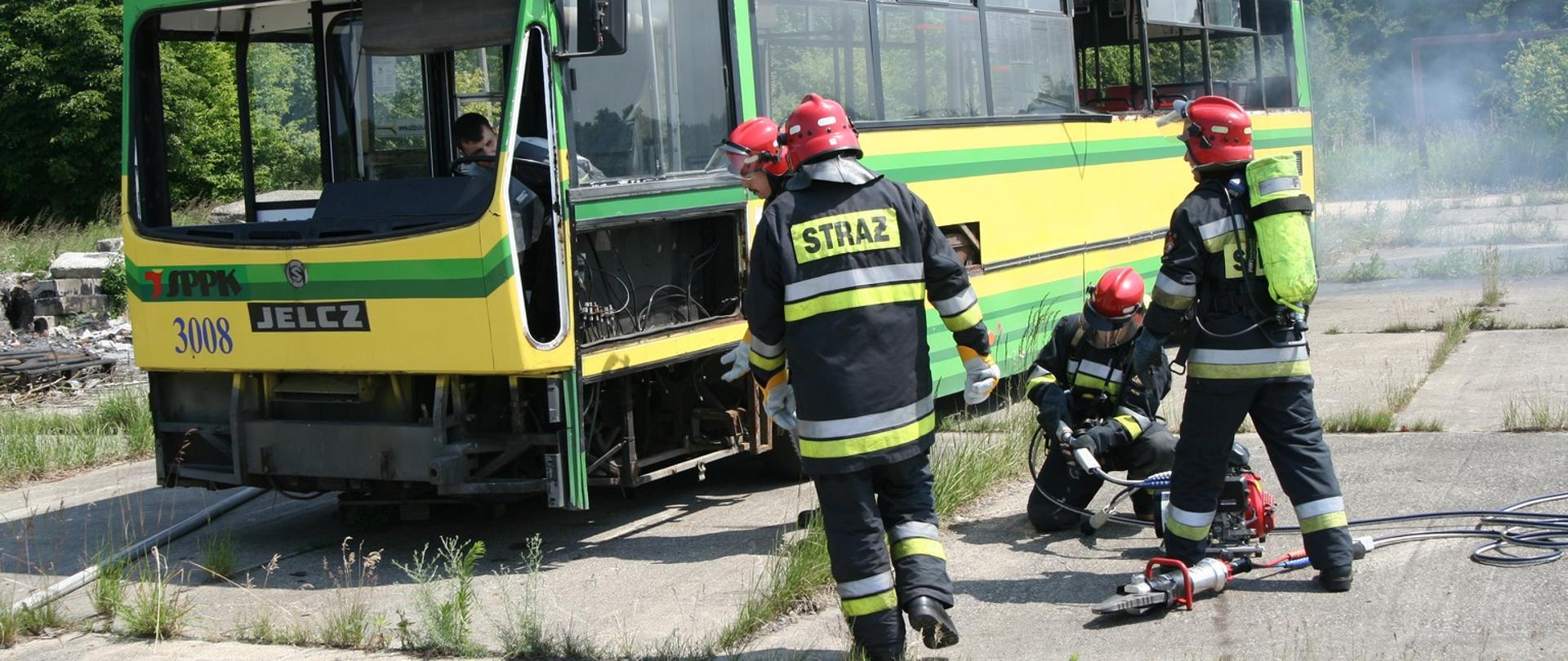 Akcja ratunkowa przy autobusie