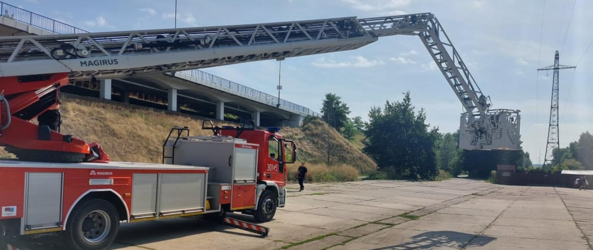 Rozstawiona drabina mechaniczna w ramach ćwiczeń doskonalących.